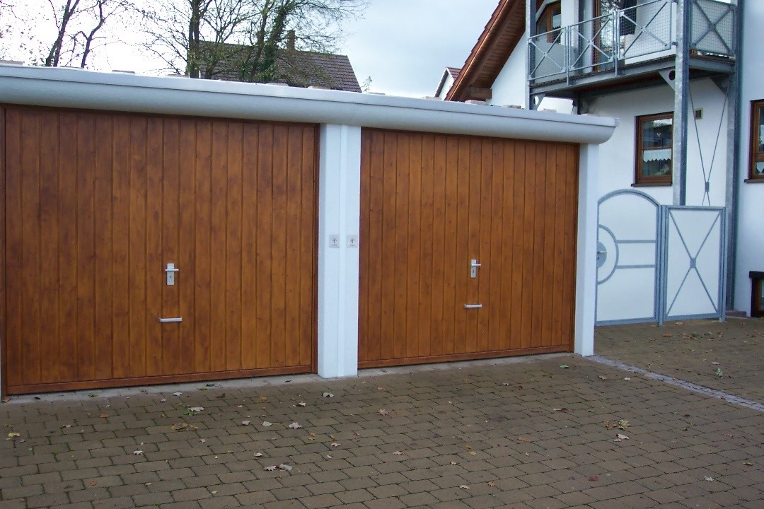 doppelgarage-mit-holzgaragentor.jpg